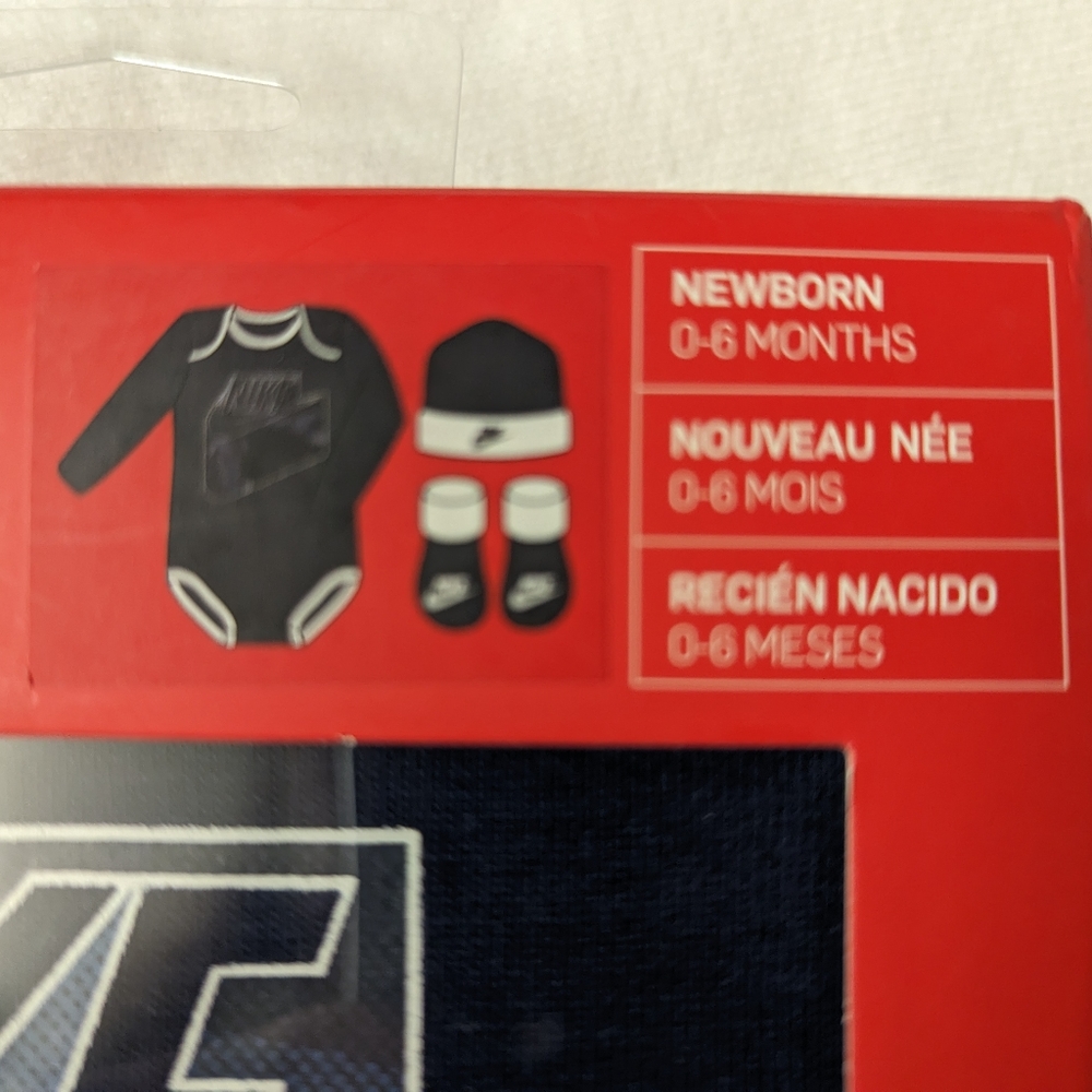 New In Box Nike 3 Piece Set - Picture 3 of 3